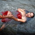 Katmandu (Nepál) A folyóban bűnbocsánatért imádkozó asszonynak megjött a menstruációja.