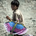 Valahol. Afgnisztán. Gazdag gyerek, van színes játéka.