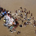 Buldhana/Maharashtra. Indiában folyóba zuhant egy busz. Tizenkilenc halott, sok sebesült.